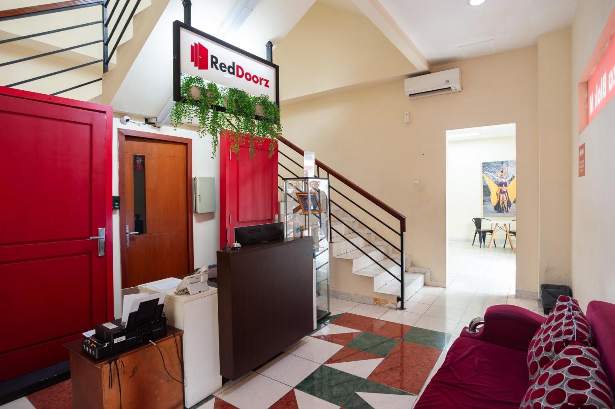 Reddoorz Plus Near Plaza Blok M Jakarta Exterior photo