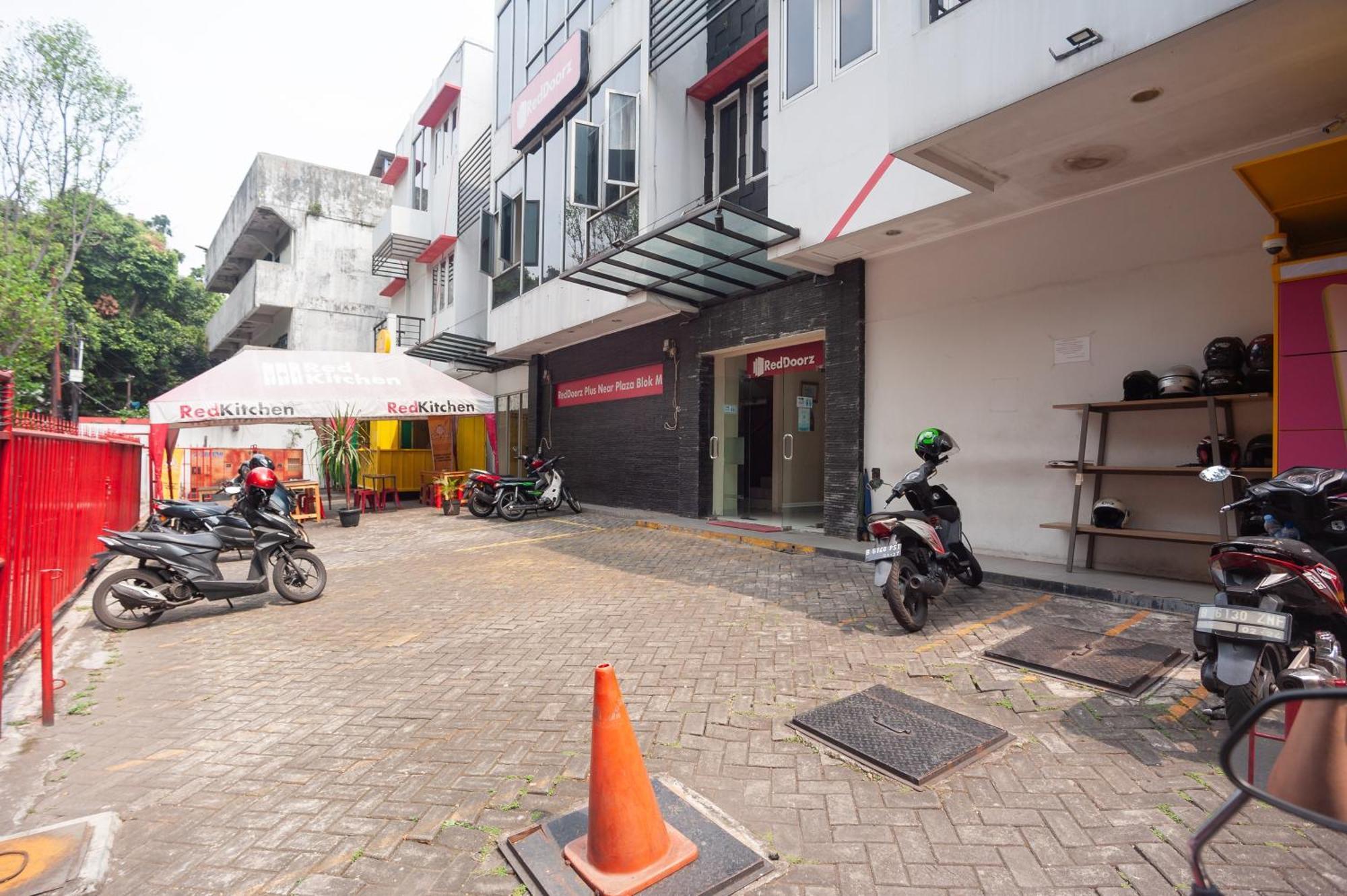 Reddoorz Plus Near Plaza Blok M Jakarta Exterior photo